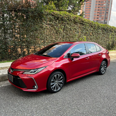 El Toyota Corolla 2024 combina un diseño moderno, un motor eficiente y avanzadas características de seguridad. Su consumo de 4,7 L/100 km y su sistema Toyota Safety Sense lo convierten en una opción sólida para quienes buscan un sedán compacto confiable y económico. Con su interior mejorado y conectividad a bordo, sigue siendo una excelente elección para conductores que valoran la calidad y la tecnología.